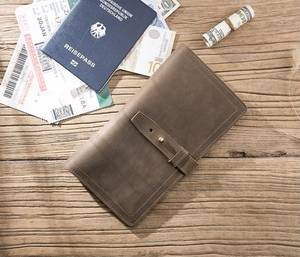 Porta Pasaportes de Cuero Genuino Artha, Diseño Minimalista con Cierre de Cremallera, Cartera de Viaje Marrón de 5 Pulgadas - Product Image 3