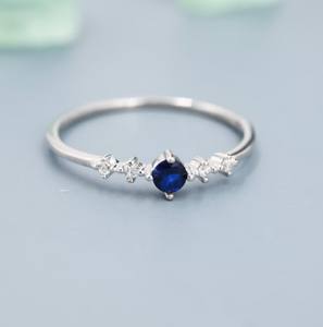 แหวนพลอยแซฟไฟร์สีน้ำเงินประดับเพชร CZ บนตัวเรือนเงินสเตอร์ลิงหรือทอง แหวนแซฟไฟร์ดีไซน์เรียบหรู - Product Image 5
