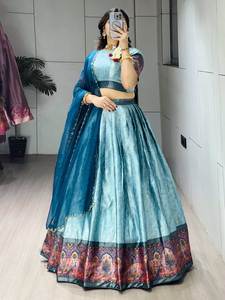 Lehenga Choli en soie pour femmes avec tissage Zari et bordure Kalamkari |   Ensemble de lehenga de créateur pour mariage et occasions festives avec dupatta - Product Image 2