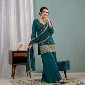 Top de seda romana pesada de diseñador con bordado, con Sharara Palazzo y Dupatta de Mal Chanderi |   Vestido de Fiesta con Lentejuelas de 3mm para Bodas - Product Image 1
