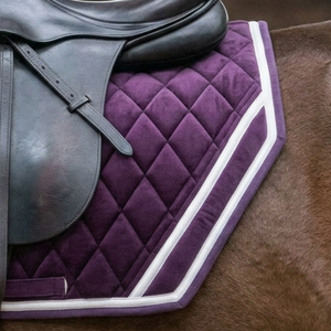 Tapis de selle Premium violet foncé matelassé en losanges robuste pour dressage GP avec bordure contrastante double blanche – Vente en gros - Product Image 3