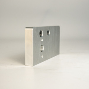 AMT VINA Composant de plaque de montage de capteur de moteur en aluminium usiné CNC de précision sur mesure avec trou fraisé, ODM - Product Image 1