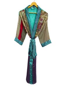 Kimono de seda Bridel con patchwork, túnica larga para cubrir el bikini, ropa de noche, hecho a mano, estilo vintage indio, kimono de sari de seda reciclada. - Product Image 2