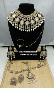 Parure de mariée ethnique en alliage blanc royal avec perles et Kundan, collier ras-du-cou plaqué or lourd, artisanat haut de gamme pour fiançailles, mariage et fêtes - Product Image 4