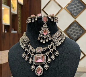Conjunto de Collar y Pendientes Kundan con Piedras de Latón Chapado en Oro Tradicional, con Tikka, Moderno, para Bodas, Compromisos y Aniversarios Indios - Product Image 1