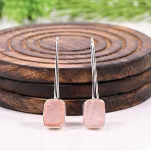 Boucles d'oreilles pendantes minimalistes en argent sterling avec quartz rose brut, bijoux en pierres précieuses naturelles - Product Image 1