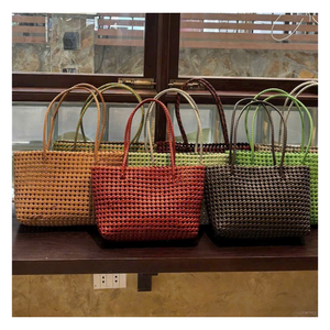 Bolso Tote Casual de Lujo para Dama, Tejido a Mano en Plástico, Impermeable, Ecológico, Diseño Colorido de Origen Vietnamita para Uso en Mercados y Tiendas Ecológicas - Product Image 4