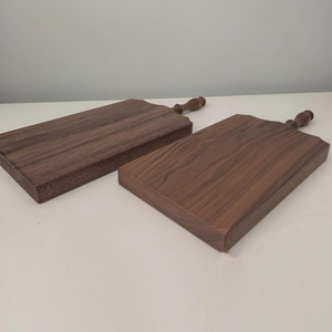 Planche à découper vintage en bois de noyer, avec une structure artisanale et une poignée élégante à embout en forme de tige, idéale pour couper les légumes. - Product Image 4