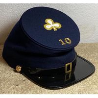 Parece ser una reproducción de una gorra de forja modelo 1858 de la Federación, también conocida como un kepi.