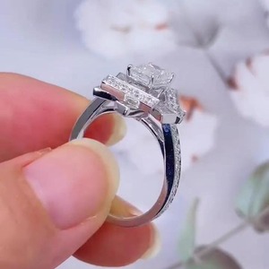 แหวนแต่งงานเพชรทรงเหลี่ยมมรกต ดีไซน์พรีเมียม ทองคำขาว 14K สำหรับผู้หญิง / รับรองโดย IGI ความใส VVS+ - Product Image 2