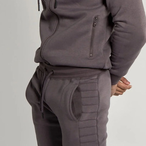 Conjunto Deportivo Personalizado para Hombre con Costuras Resistentes y Tela de Primera Calidad - Product Image 5