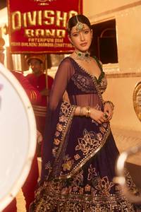 Lehenga Choli de Seda Morada para Mujer con Bordado Dorado, Traje Tradicional Indio Pakistaní para Boda, Largo hasta el Suelo, Corte Holgado - Product Image 3