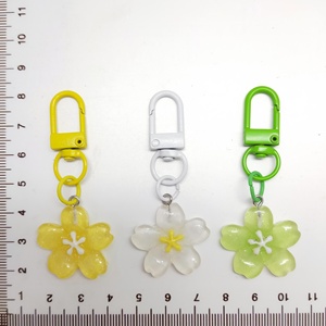 Lindo llavero con forma de flor – Hecho de resina y aleación. Ideal para bolsos, llaves, accesorios de regalo. - Product Image 1