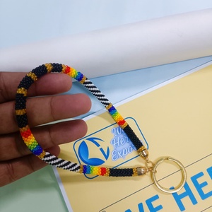 WE HERE EXPORTS Porte-clés de poignet tendance pour femme, fait main, avec perles de rocaille, pierres imitation perle et éléments à insérer pour ongles, cadeau bleu - Product Image 1