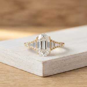Anillo de Compromiso con Diamante Cultivado en Laboratorio de Corte Ovalado, Anillo con Diamantes Baguette, Anillo Catedral con Milgrain, Joyería Fina, Regalo para Ella - Product Image 6