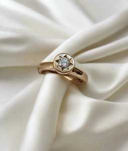 แหวนหมั้นเพชรทรงกลมแบบ Star Set ทองคำแท้ 10K 14K 18K ขอบทองคำแบบ Bezel ดีไซน์ทันสมัย สำหรับเจ้าสาว แหวนแต่งงานสำหรับผู้หญิง ผลิตโดยโรงงาน - Product Image 5