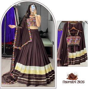 Ensemble Choli et Lehenga en rayonne et coton, style traditionnel, avec Gota Pati, Patti, travail miroir et Kaudi, pour les fêtes, à vendre. - Product Image 2