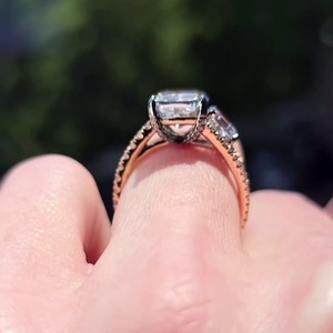Anillo de Boda con Halo Oculto de Dos Tonos y Diamante Cultivado en Laboratorio con Corte Asscher, en Oro Amarillo de 14K, Certificado IGI, Color VVS+ EF - Product Image 4