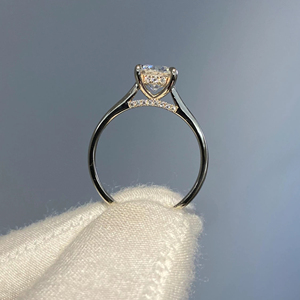 แหวนหมั้นมอยส์ซาไนต์ 1 กะรัต: แหวนทองคำทรงกลมสำหรับเจ้าสาว - Product Image 1