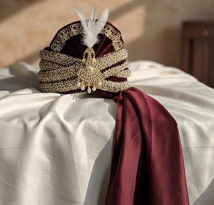 Turbante Tradicional Indio para Novio en Terciopelo Marrón con Bordado Zardosi y Diseño de Pavo Real Dorado, Pagri para Boda - Product Image 3