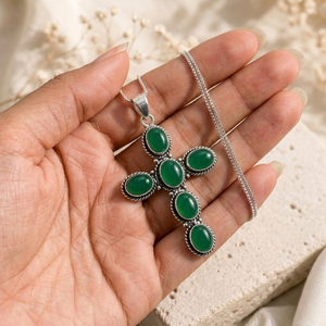 Pendentif croix artisanal en laiton et onyx vert avec sertissage clos, plaqué argent antique, bijou vintage en pierre de guérison - Product Image 3