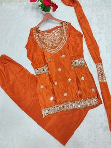 Conjunto TENNECY de seda chinon pesada con bordado y trabajo de espejo hecho a mano, estilo Anarkali Kurati, para fiesta de lanzamiento, con pantalón y dupatta. - Product Image 3
