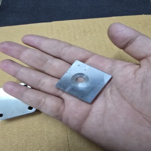 Placas Metálicas Perforadas de Latón Personalizadas, Mecanizadas por CNC para Soporte de Construcción y Fijación de Farolas - Product Image 5