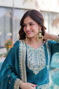 ชุดคุर्ติผ้าไหมเฟนดีแบบเย็บพิเศษพร้อมกางเกงและผ้าคลุมไหล่  บุด้วยผ้าฝ้ายเต็มตัว  ตกแต่งด้วยเลื่อมอย่างหรูหราสำหรับผู้หญิง - Product Image 5