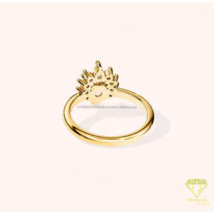 Bague en argent sterling 925 avec diamant moissanite de luxe en forme de poire et détails de pierres en grappe pour les revendeurs de bijoux de mariée - Product Image 2