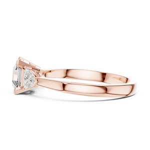 แหวนเพชรทรงเหลี่ยมแปดเหลี่ยมทองคำโรสโกลด์ 14k เพชรเพาะเลี้ยงในห้องปฏิบัติการ มาพร้อมดีไซน์แบบสามเม็ดสำหรับงานหมั้นและวันครบรอบ - Product Image 2