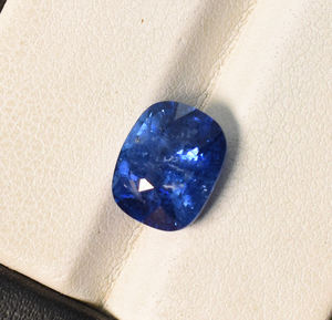 พลอยไพลินสีน้ำเงินธรรมชาติ: 4.30 กะรัต ทรงคุชชั่น 10X7X5.8 มม. - Product Image 3