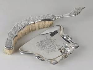 Balayette à poussière élégante en métal pour le nettoyage des sols intérieurs, avec une structure robuste et un look artisanal traditionnel et élégant - Product Image 2