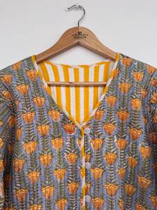 เสื้อแจ็คเก็ตผ้าฝ้ายลายดอกไม้สีเหลืองสำหรับผู้หญิง แบบสองด้าน ผ้าควิลท์ พิมพ์ลายบล็อกทำมือ น้ำหนักเบา อุ่นสบาย ระบายอากาศได้ดี ซับในผ้าฝ้าย คอวี - Product Image 2