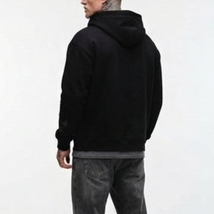 เสื้อฮู้ดซิปผู้ชายสีดำแบบใหม่ ทรงปกติ ผ้าฝ้ายเฟรนช์เทอร์รี่ สวมใส่สบายๆ สำหรับฤดูใบไม้ร่วง ดีไซน์กระเป๋าโลโก้ด้านหน้า - Product Image 2