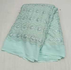 Sari de georgette sintética premium con bordado de espejo, ropa de fiesta con bordados elaborados, ropa étnica de diseñador para bodas y festividades, proveedor mayorista. - Product Image 4