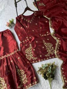 ชุดสาหรี่ผ้าไหมดีไซน์เนอร์สุดหรูทันสมัยแบบสามชิ้น พร้อมงานปักกระจกและเลื่อมแท้ - Product Image 3