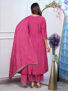 Dupatta en Chanderi doux avec robe en Chinnon brodée, col rond, manches trois quarts, disponible en tailles S à XXL - Product Image 5