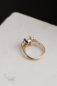 แหวนทองคำประดับมอสซาไนต์ทรงเอเมอรัลด์ 14K 18K แหวนหมั้นสำหรับผู้หญิง แหวนแบบฝังขอบเพชรทรงบาแกตต์ ประดับเพชรด้านข้าง แหวนแต่งงานสุดหรู - Product Image 3