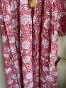 เดรสยาวพิมพ์ลายบล็อกขายดีปี 2026 คอวี แขนยาว ผ้าฝ้าย เดรสยาวสไตล์อินเดียสำหรับผู้หญิง - Product Image 3