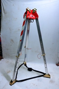 Système de trépied multifonction en alliage d'aluminium pour les opérations d'entrée dans les espaces confinés, de sauvetage, d'évacuation et de récupération - Product Image 3