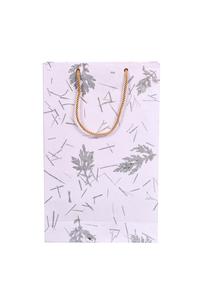 Esta es una auténtica bolsa de regalo de papel botánico hecha a mano con un hermoso diseño de hojas naturales y elegantes asas de cuerda dorada. - Product Image 5
