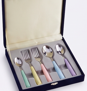 Ensemble de couverts minimalistes avec manches en plastique colorées, couteau, fourchette et cuillère en acier inoxydable, compatibles lave-vaisselle, pour la table de fête - Product Image 6