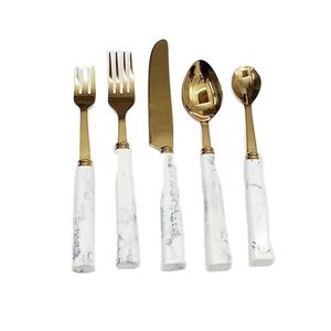 Ensemble de couverts en résine blanche polie miroir Couverts à usage quotidien comprenant des cuillères et des fourchettes pour les réunions de famille et les fêtes - Product Image 1