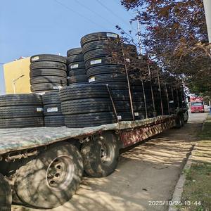 Achetez des pneus de camion robustes 12R22.5 pour les longs trajets, pneus de qualité supérieure conçus pour durer, livraison rapide sur tous les pneus et accessoires - Product Image 4