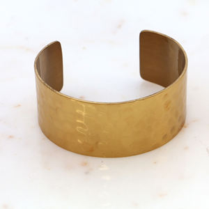 Bracelet manchette en laiton doré martelé fait main - Large bracelet bohème tendance - Bijou minimaliste ajustable, cadeau pour elle - Product Image 5