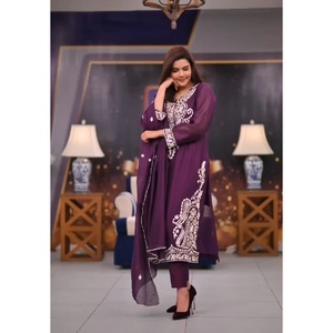 FASHIONABLE GEORGETTE SHINE BRODERIE TRAVAIL HAUT BAS AVEC DUPATTA VIOLET - Product Image 4