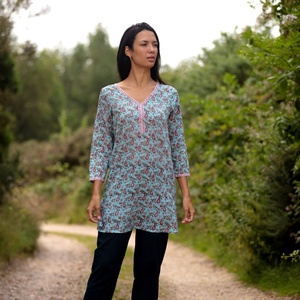 VENTE Haut KURTA long Toutes tailles Style 2 Bleu turquoise avec motif Paisley rose 100% Léger Haut à col en V pour femmes - Product Image 1