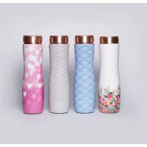 Ensemble cadeau de bouteille d'eau en cuivre pur artisanal de qualité supérieure et de 2 gobelets |   Récipient en cuivre ayurvédique étanche |   Ensemble de vaisselle imprimée - Product Image 2