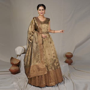Robe longue en soie Banarasi avec motifs tissés Zari, tenue de fête traditionnelle ethnique pour femmes, avec ensemble dupatta. - Product Image 1