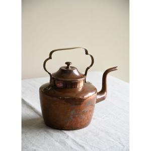 Bouilloire en cuivre de qualité supérieure sculptée à la main avec une belle poignée et un fond poli pour une présentation luxueuse du thé dans les maisons historiques. - Product Image 5